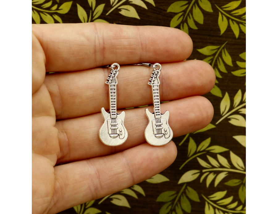 Kolczyki w kształcie gitary elektrycznej